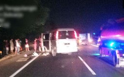 Mobil Rombongan BMT NU Tabrak Kendaraan Misterius di Tol Sidoarjo