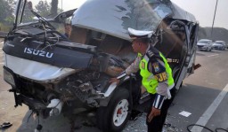 Isuzu Elf Tabrak Truk Tronton di Tol Sumo, Satu Orang Tewas