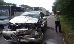 Tabrak 'Pantat' Truk di Tol Porong, Mobil Fortuner Ringsek
