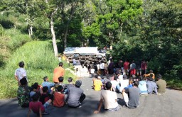 Gegara Sopir Ikuti Google Maps, Truk Boks Bermuatan Susu Terguling di Magetan