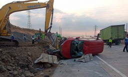 Tabrak Beton Pembatas Jalan Tol Gempol, Mitsubishi Xpander Terguling