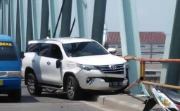 Kecelakaan Beruntun di Jembatan Sembayat Gresik, Satu Tercebur Sungai