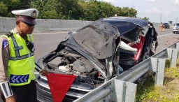 Mobil Innova Tabrak 'Pantat' Truk di Tol Ngawi, Satu Orang Tewas