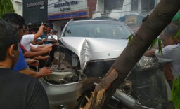 Pengemudi Ngantuk, Toyota Rush Hantam Pohon