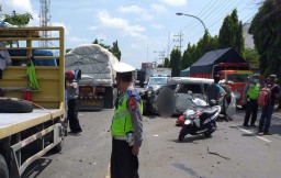 Kereta Api Hantam Mobil Avanza di Lamongan, Tiga Orang Tewas