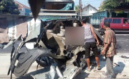 Viral Video 4 Pemuda Dikaitkan Kecelakaan Innova Vs Bus di Nganjuk
