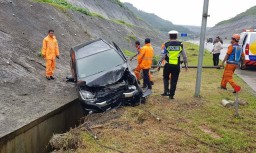 Mobil Ayla Tergelincir di Tol Malang-Pandaan, Satu Orang Tewas