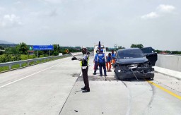 Innova Tabrak Pembatas Jalan Tol Pandaan, Dua Orang Terluka