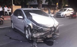 Keluar Hotel Elmi Surabaya, Honda City Ditabrak Mobil Isuzu