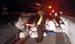 Pecah Ban, Pikap Bermuatan Barang Bekas Terguling di Tol Paspro