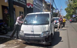 Pengemudi Panik, Mobil Pikap Bermuatan Arak Tabrak Motor di Ponorogo