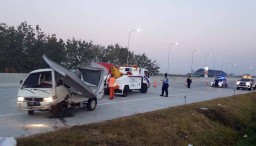 Mobil Boks Bermuatan Pakaian asal Bandung Terguling di Tol Ngawi