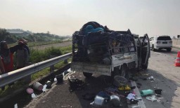 Pikap Terguling di Tol SuMo, Satu Orang Kritis dan Empat Luka