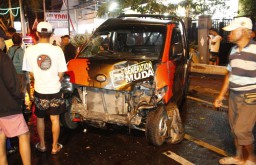 Pikap Hantam Mobil dan Gerobak Nasgor, Pengemudi Terjepit Kabin