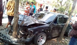 Mobil Sedan Seruduk Tiga Motor, Lima Orang Luka Parah