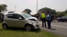 Sopir Ngantuk, Suzuki Splash Tabrak Beton Pembatas Jalan Tol Waru