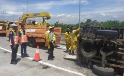 Tabrak Pembatas Jalan Tol, Truk Boks Terguling