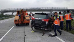Sopir Mengantuk, Innova Tabrak Pembatas Tol Jombang-Mojokerto