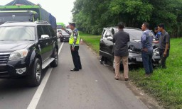 Rem Blong, Truk Tangki Seruduk Toyota Avanza di Tol Kebomas Gresik