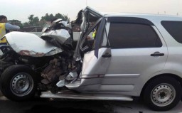 Tabrak 'Pantat' Dump Truk di Tol Pandaan, Daihatsu Terios Ringsek