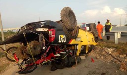 Diduga Sopir Mengantuk, Toyota Hilux Terbalik di Tol Madiun