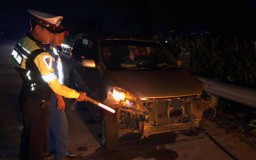 Ban Meletus, Toyota Avanza Tabrak Pembatas Jalan Tol Pandaan