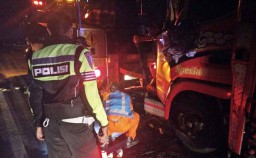 Truk Bermuatan Durian Kecelakaan di Tol Pasuruan, Sopir Terjepit Kabin
