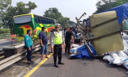 Truk Terguling Tutup Jalur, Tol Sidoarjo Arah Porong Ditutup Total