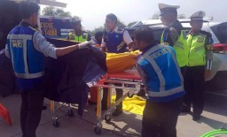Toyota Rush Tabrak Truk Boks di Tol Sumo, Satu Orang Tewas