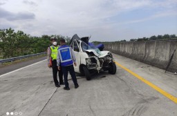 Pikap Tabrak 'Pantat' Truk di Tol Surabaya-Mojokerto, Satu Orang Tewas