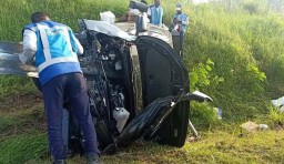 Toyota Innova Tabrak Pembatas Jalan Tol Sumo, Satu Orang Tewas