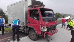 Mobil Boks Hantam Daihatsu Xenia di Jalan Tol Madiun-Nganjuk