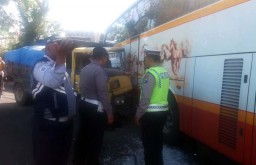 Dump Truk 'Cium' Bodi Bus Harapan Jaya di Kota Blitar