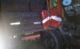 Tabrak 'Pantat' Dump Truk di Tol Waru, Truk Tronton Rusak Parah