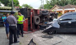 Kecelakaan Dua Kendaraan di Blitar, Truk Terguling dan Avanza Ringsek