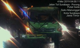 Kecelakaan di Tol Perak, Truk Bermuatan Air Mineral Ringsek