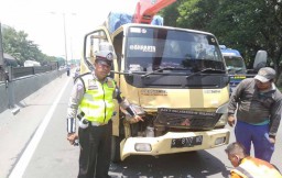 Truk Engkel Seruduk Mobil Pikap di Tol Waru-Satelit