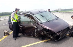 Tabrak Pembatas Jalan Tol Mojokerto-Jombang, Suzuki Ertiga Ringsek