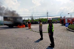 Pilihan Pembaca: Lima Oknum Polisi Ditangkap hingga Keracunan Massal