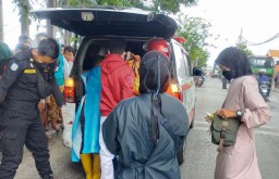 Pemotor asal Sidoarjo Tewas Tertabrak Truk di Surabaya