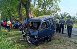 Mobil Rombongan Wali Santri Terlibat Kecelakaan di Ngawi, 6 Orang Terluka