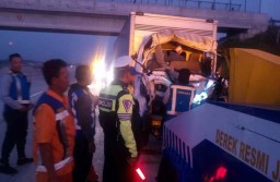 Truk Boks Seruduk Tronton di Tol Madiun-Kertosono, Satu Orang Tewas