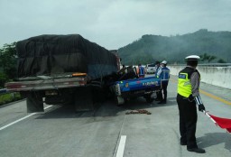 Pikap Tabrak Tronton di Tol Pandaan-Malang, Dua Orang Terluka
