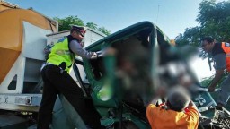 Kecelakaan di Tol Manyar Gresik, Sopir Trailer Terjepit di Dalam Kabin