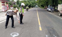 Dua Motor Bertabrakan, Satu Pengendara Tewas Hantam Truk Trailer