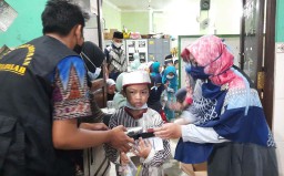 Cegah Stunting, LAZIS Nurul Falah Surabaya Bagikan Ribuan Susu ke Para Santri