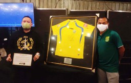 Mengenal Dinar Wahyu, Pemenang Lelang Jersey Persebaya Milik Mat Halil