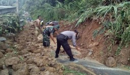 Tertimbun Longsor, Jalan Penghubung Dua Desa di Kediri Terputus
