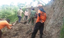Tebing Setinggi 6 Meter Longsor Timpa Rumah Warga di Magetan