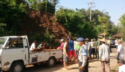 Jalan Menuju Wisata Sarangan Magetan Tertutup Material Longsor